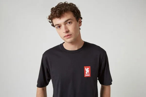 Camiseta con logotipo rojo vertical cromado