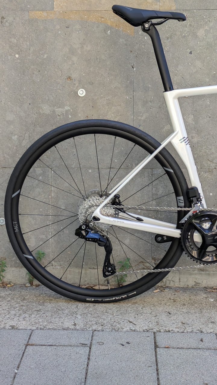 Basso Venta R Disc Road Bike (Shimano 105 di2)