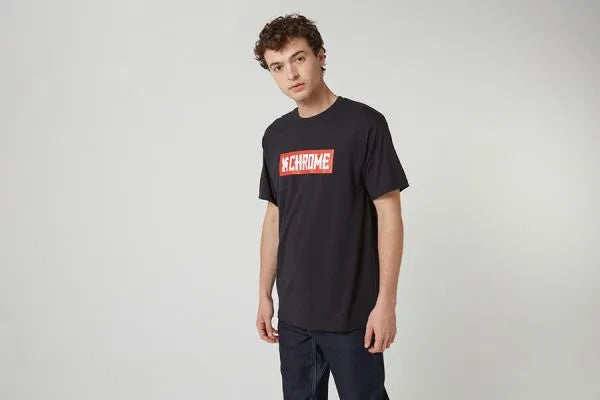 Camiseta con logotipo rojo horizontal cromado
