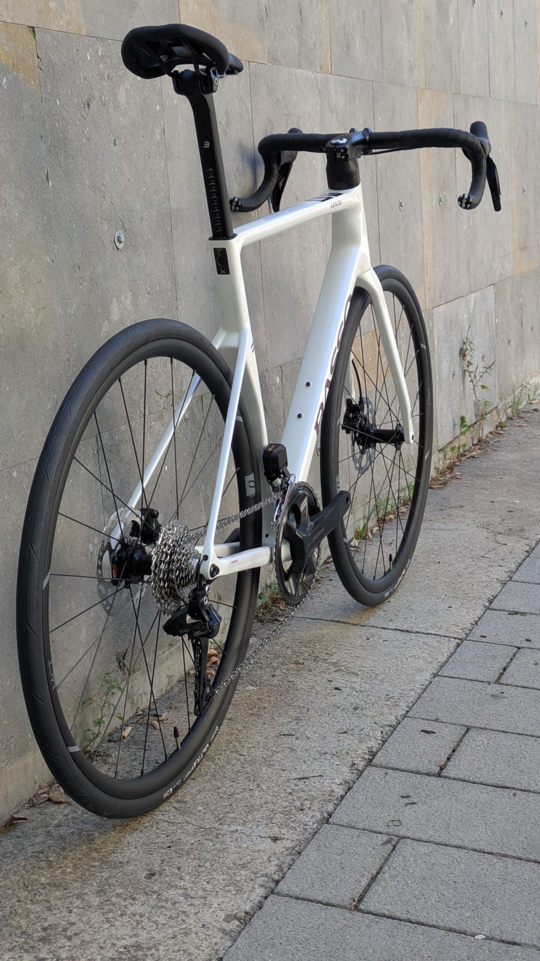Basso Venta R Disc Road Bike (Shimano 105 di2)