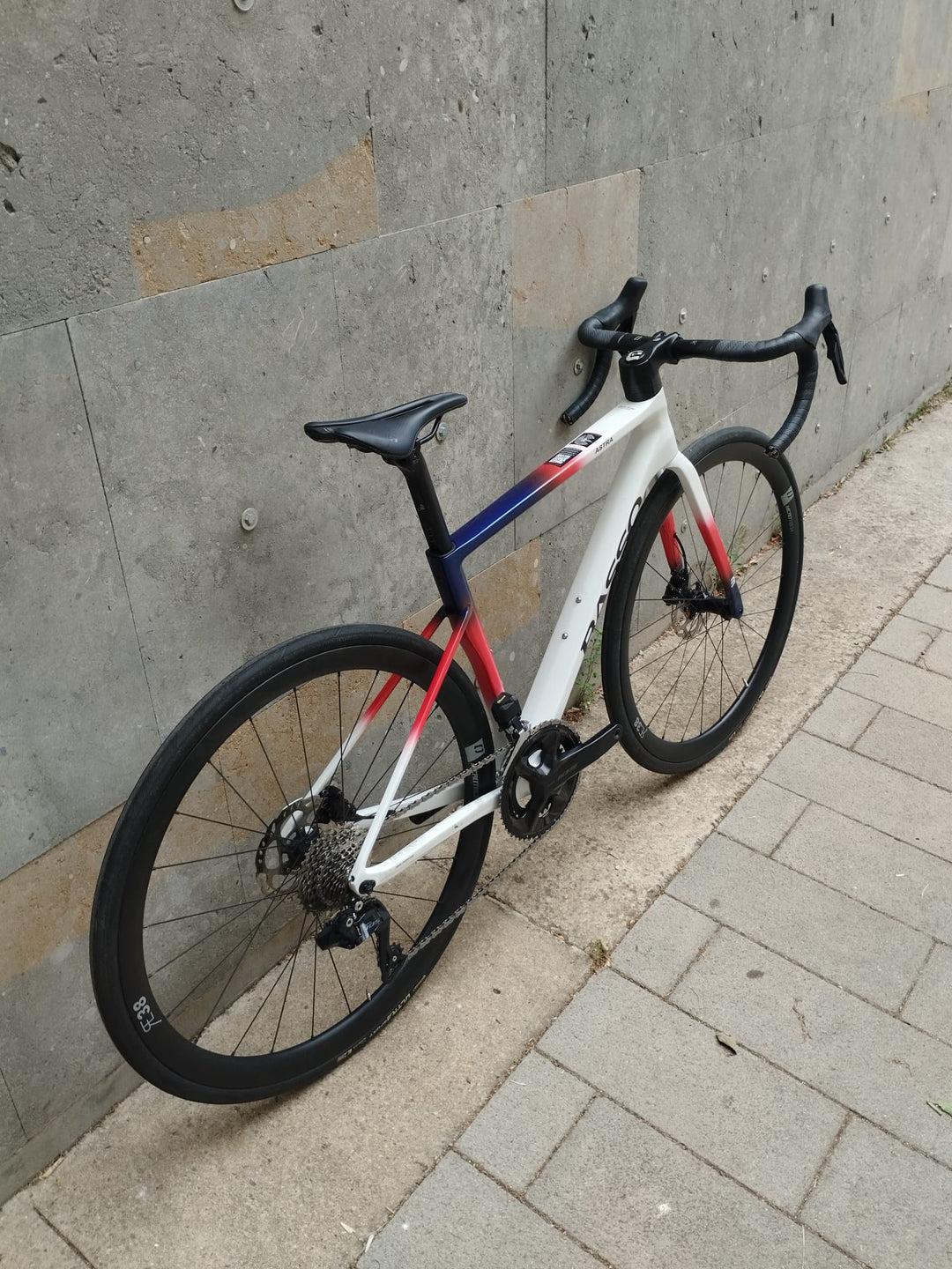 Bicicleta de carretera Basso Astra 2025 (Shimano 105 di2) Ex-Demo Talla 48