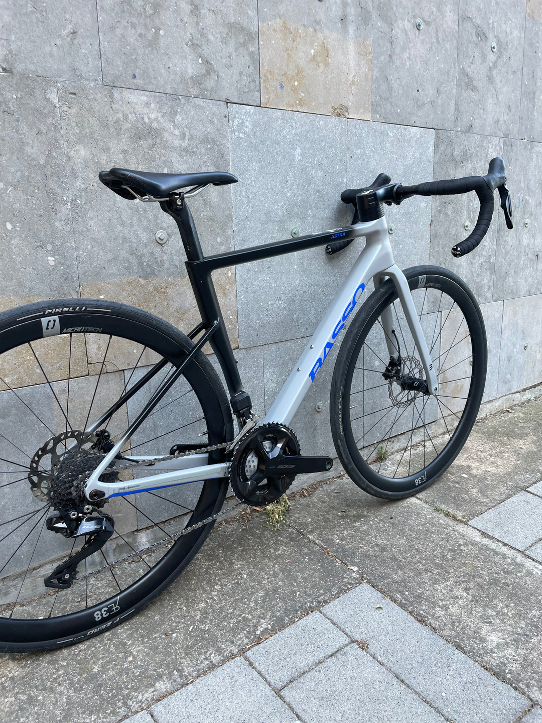 Bicicleta de carretera Basso Astra Disc (Shimano 105 di2) Ex-Demo Mida 48