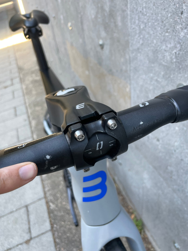 Bicicleta de carretera Basso Astra Disc (Shimano 105 di2) Ex-Demo Mida 48