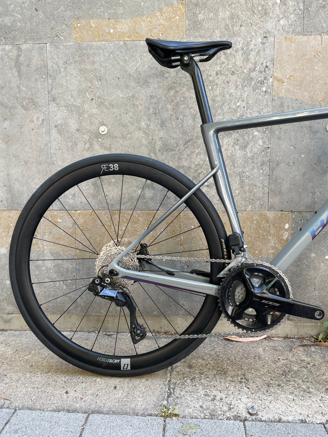 Bicicleta de carretera Basso Astra Disc (Shimano 105 di2) Ex-Demo - Mida 51