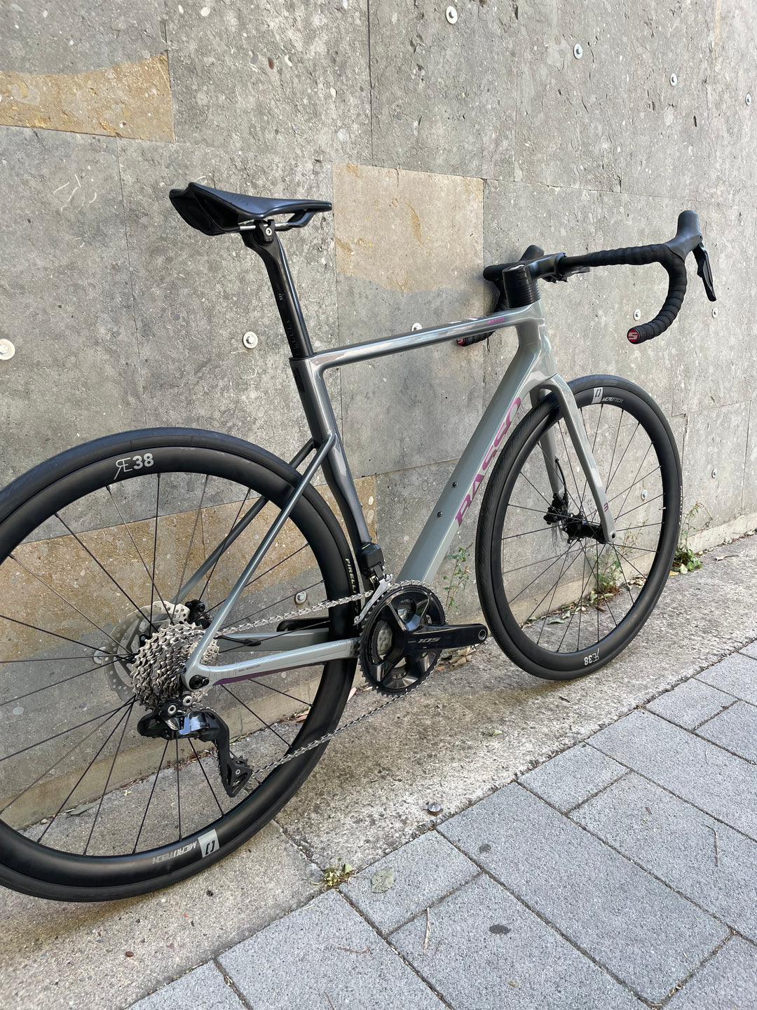 Bicicleta de carretera Basso Astra Disc (Shimano 105 di2) Ex-Demo - Mida 51