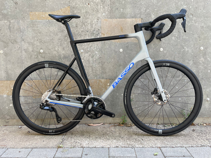 Bicicleta de carretera Basso Astra Disc (Shimano 105 di2 / RE38) talla 61 ex demo