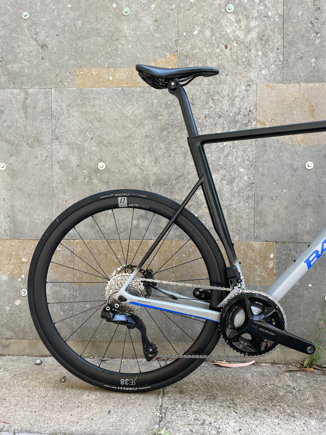 Bicicleta de carretera Basso Astra Disc (Shimano 105 di2 / RE38) talla 61 ex demo
