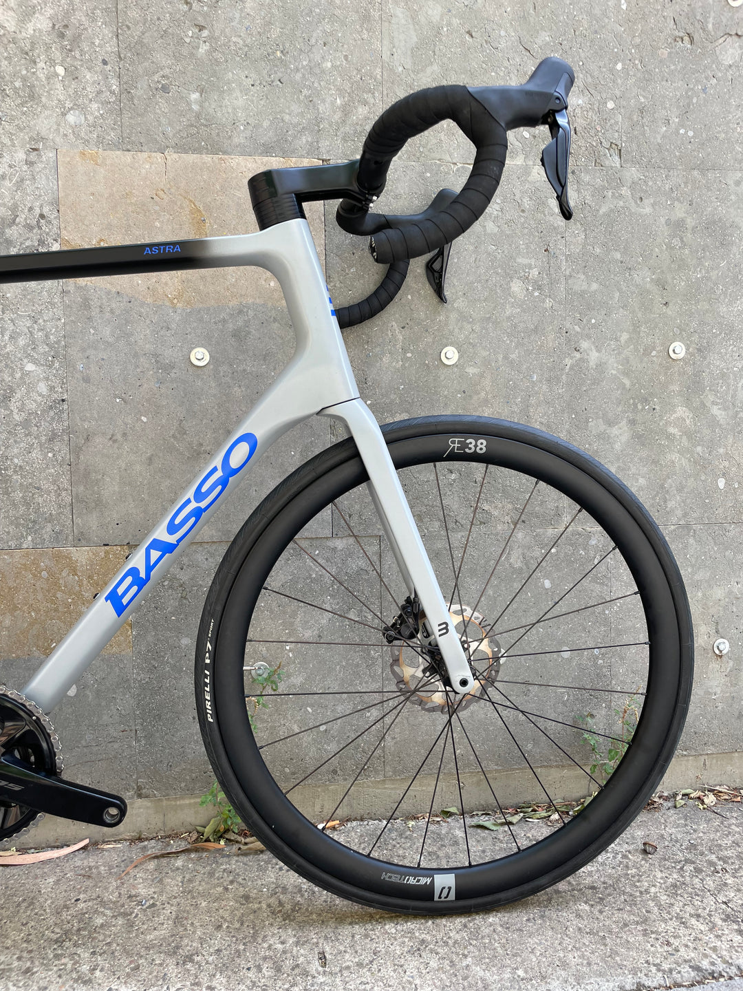 Bicicleta de carretera Basso Astra Disc (Shimano 105 di2 / RE38) talla 61 ex demo