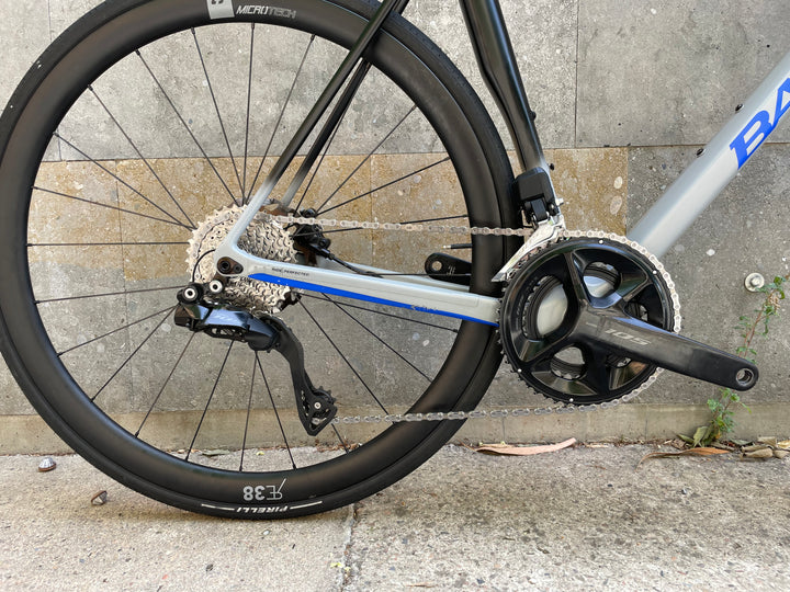 Bicicleta de carretera Basso Astra Disc (Shimano 105 di2 / RE38) talla 61 ex demo