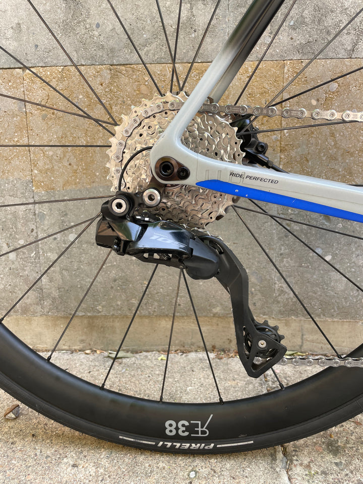Bicicleta de carretera Basso Astra Disc (Shimano 105 di2 / RE38) talla 61 ex demo