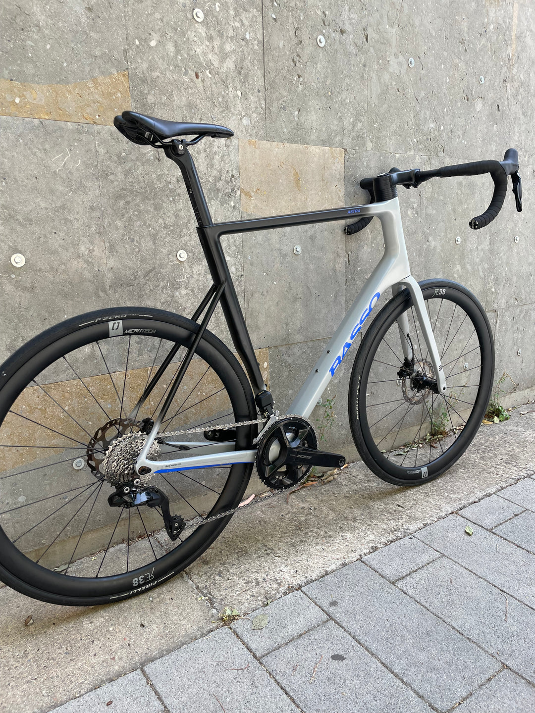 Bicicleta de carretera Basso Astra Disc (Shimano 105 di2 / RE38) talla 61 ex demo