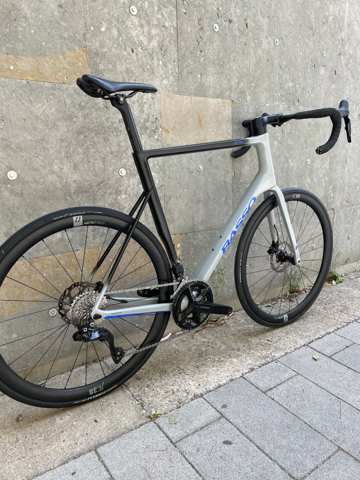 Bicicleta de carretera Basso Astra Disc (Shimano 105 di2 / RE38) talla 61 ex demo