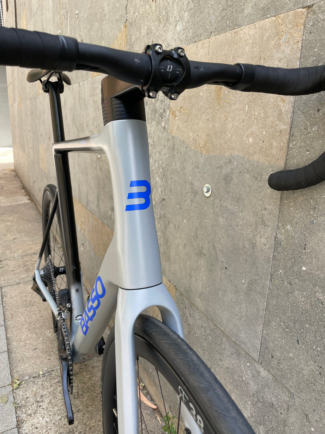Bicicleta de carretera Basso Astra Disc (Shimano 105 di2 / RE38) talla 61 ex demo
