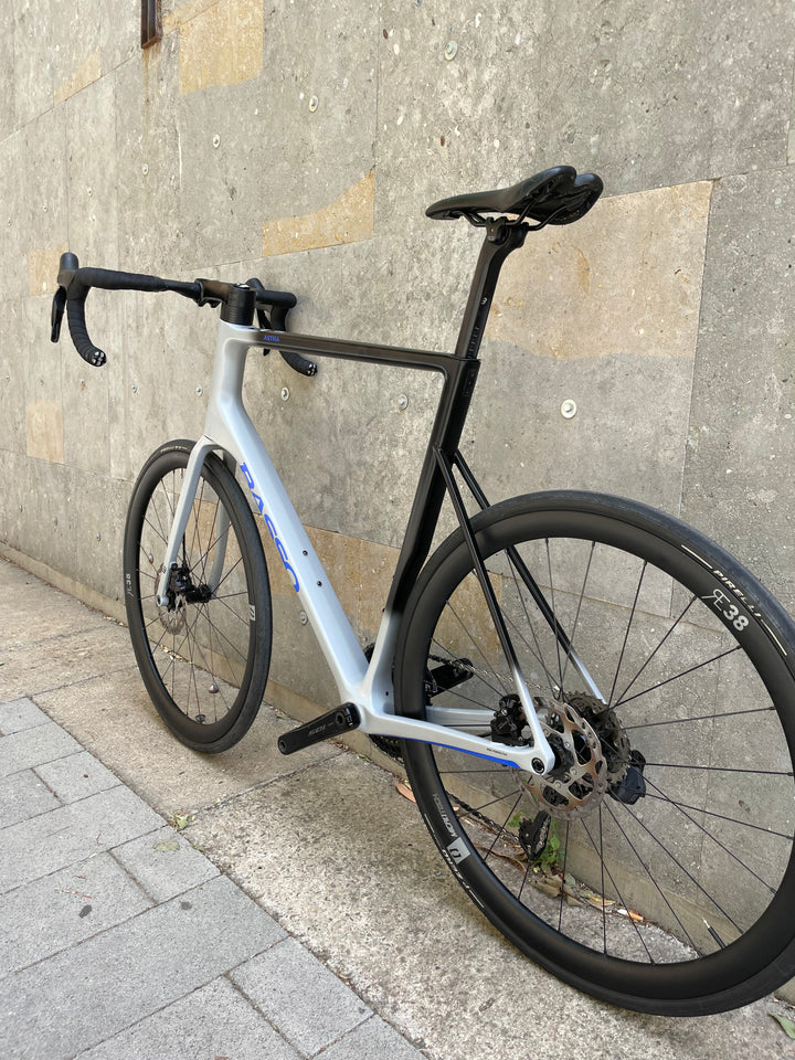 Bicicleta de carretera Basso Astra Disc (Shimano 105 di2 / RE38) talla 61 ex demo