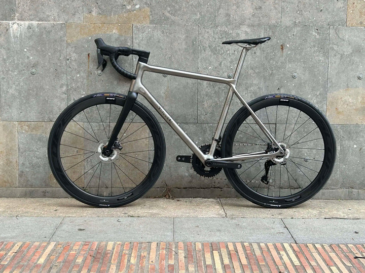 Bicicleta de carretera J.Guillem Formentor Titanium (Shimano Ultegra Di2) 2025