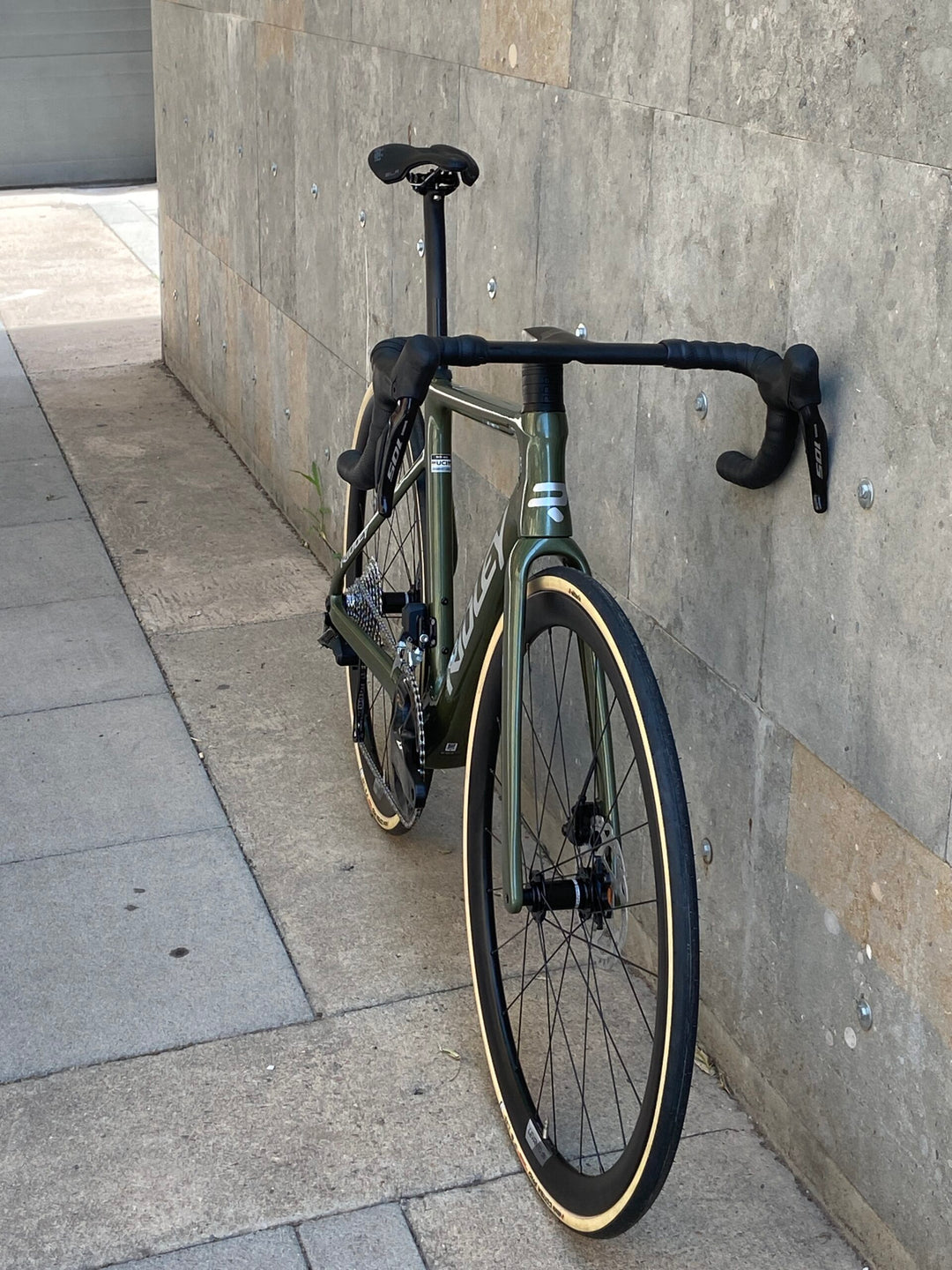 Ridley Falcn RS Disc Road Bike (Shimano 105 Di2 / Forza Levanto db)