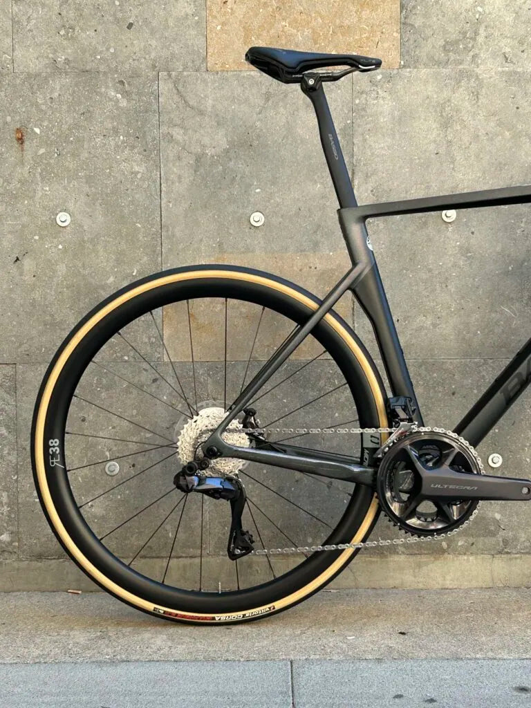 basso diamante disc ultegra di2 re38 rennrad Basso Diamante SV Scheibenrennrad (Shimano Ultegra Di2 / RE38) – Eat Sleep Cycle Store