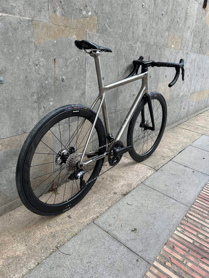 Bicicleta de carretera J.Guillem Formentor Titanium (Shimano Ultegra Di2) 2025