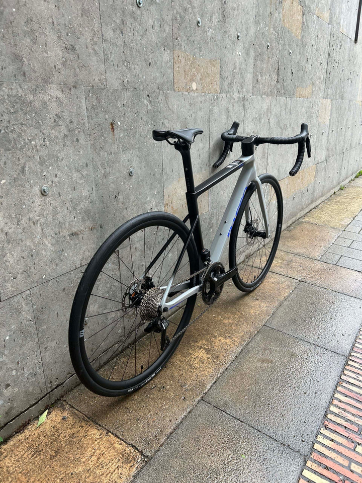 Basso Astra Disc Road Bike (Shimano 105 di2) 2025