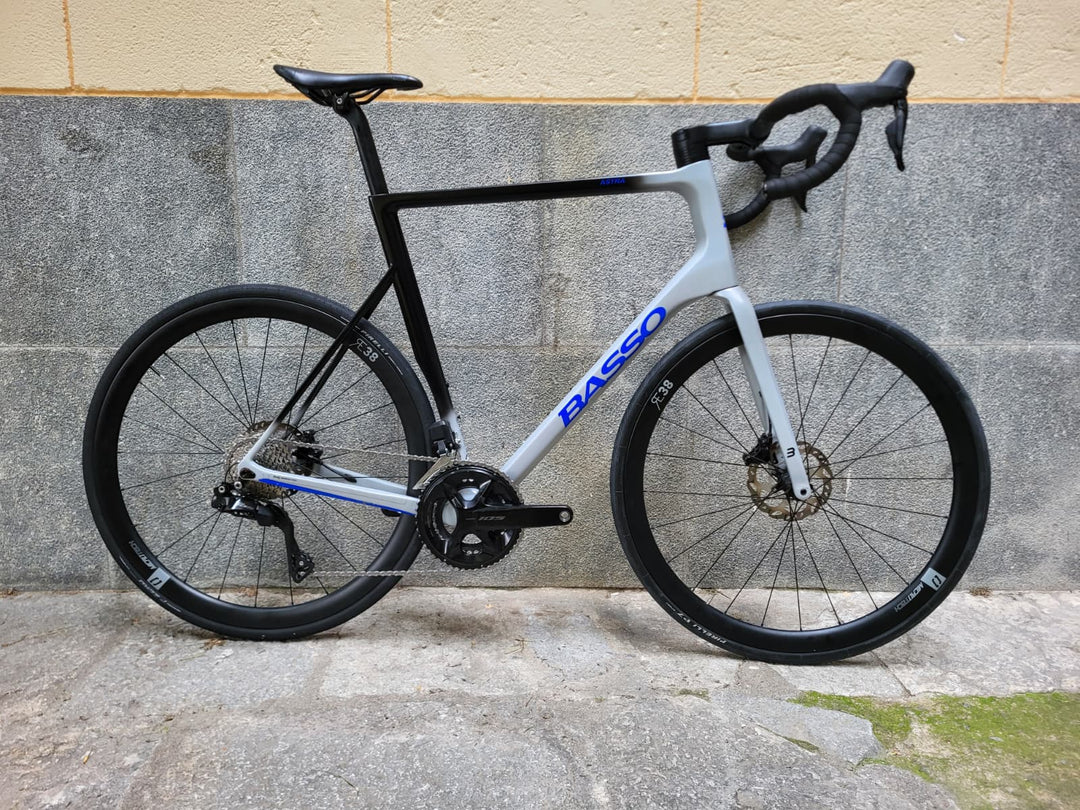 Bicicleta de carretera Basso Astra Disc (Shimano 105 di2 / RE38) talla 61 ex demo