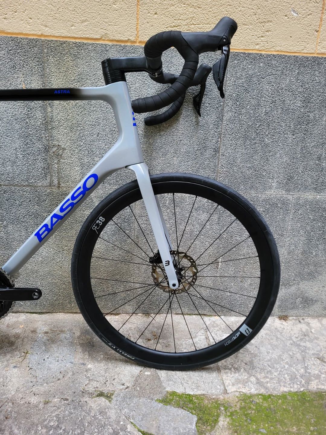 Bicicleta de carretera Basso Astra Disc (Shimano 105 di2 / RE38) talla 61 ex demo