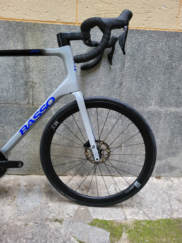 Bicicleta de carretera Basso Astra Disc (Shimano 105 di2 / RE38) talla 61 ex demo