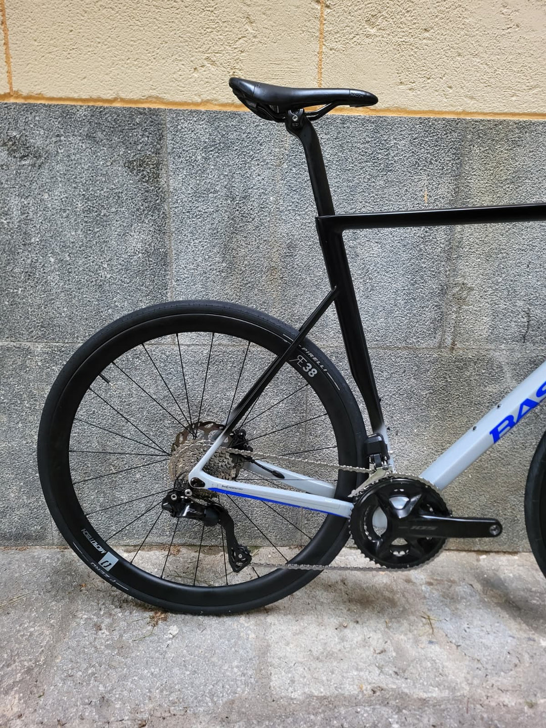 Bicicleta de carretera Basso Astra Disc (Shimano 105 di2 / RE38) talla 61 ex demo