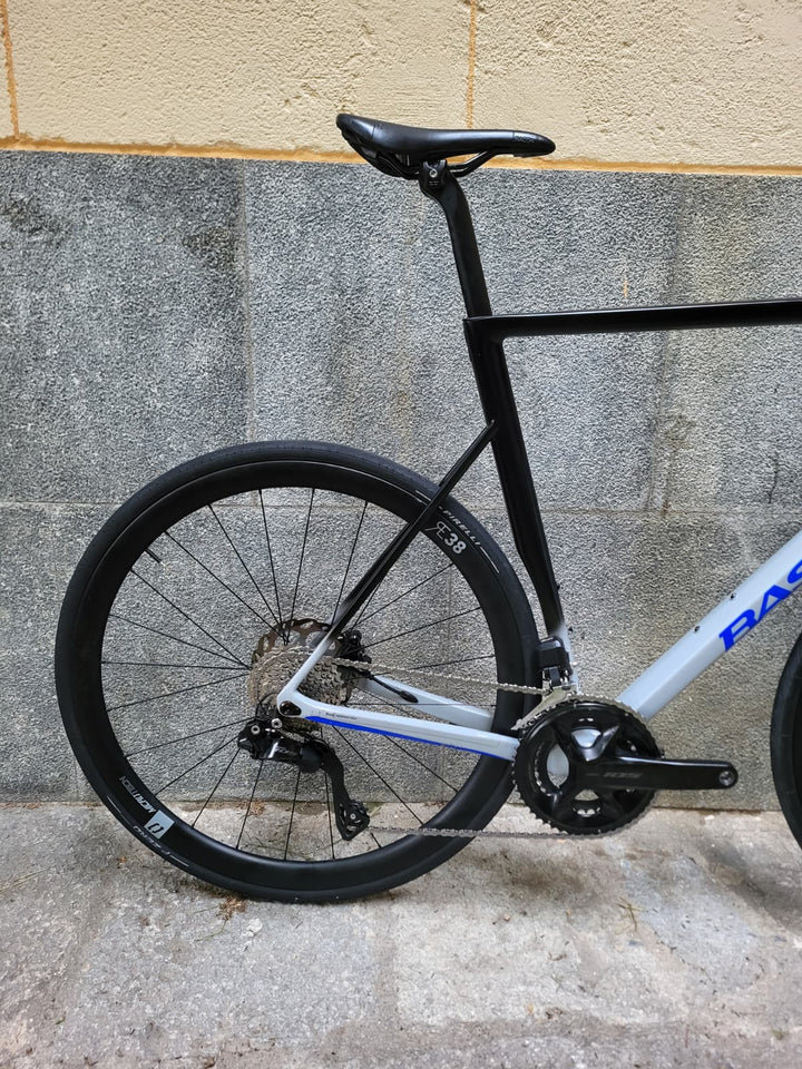Bicicleta de carretera Basso Astra Disc (Shimano 105 di2 / RE38) talla 61 ex demo