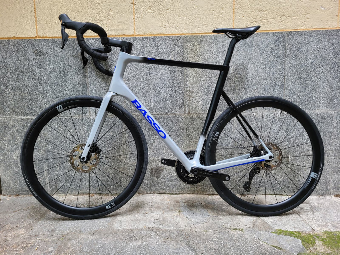 Bicicleta de carretera Basso Astra Disc (Shimano 105 di2 / RE38) talla 61 ex demo