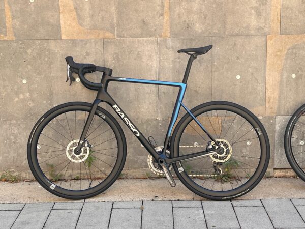 Basso Astra Disc Road Bike Force AXS RE38 Ruedas de carbono 2023 Ex Demo Camaleont 56 5 escala