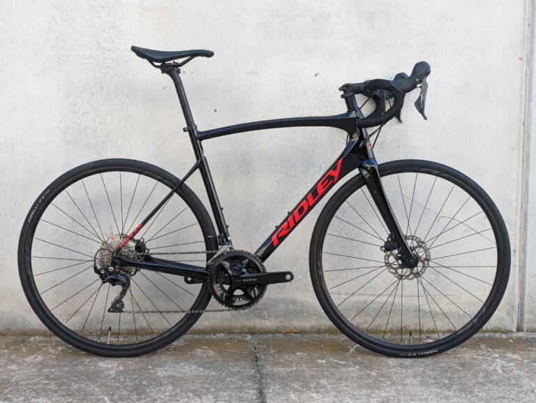 Ridley Fenix SL Disc Road Bike (Shimano 105) 2023 Ex-Demo M Black/Red